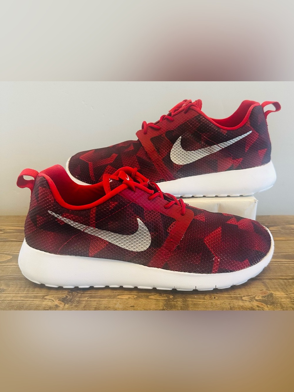 Nike Roshe One Flight Weight (GS) - Shoes Gym Red Metallic Silver Size 7Y